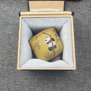 宜興手工泥繪熊貓主人杯180cc粉漿彩繪品茗杯