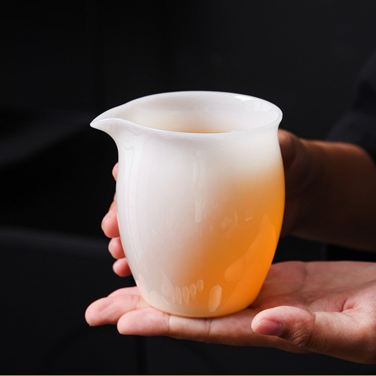 手握式茶海羊脂玉冰種玉瓷公道杯-鷹嘴240cc晶瑩剔透的感覺– 嵐雲茶業