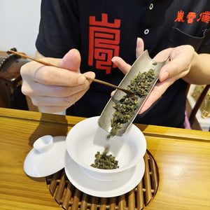 放入蓋碗的台灣高山茶2025春茶福壽梨山茶