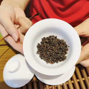 梨山紅烏龍茶的茶乾外觀半球形、緊結、色澤烏黑帶有光澤