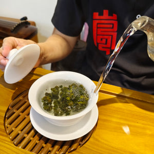 用熱水沖泡台灣高山茶2025春茶翠峰高冷茶茶湯