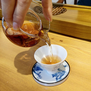 台灣民國80年代杉林溪烏龍老茶琥珀色的茶湯