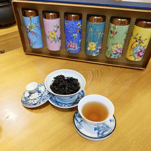 用蓋碗泡民國80年代杉林溪烏龍老茶琥珀色的茶湯