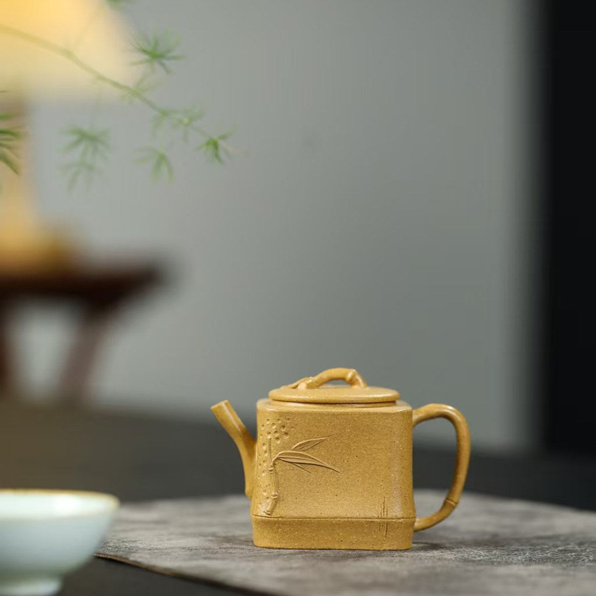 宜興紫砂壺段泥四方竹韻壺120cc精美刻繪貼竹小巧玲瓏陳春芬製作– 嵐雲茶業