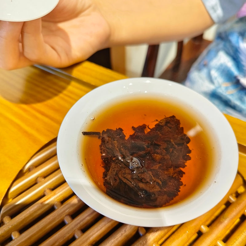 2000年中茶綠印普洱熟茶餅茶湯顏色