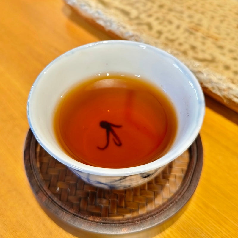 2000年中茶綠印普洱熟茶餅的湯色