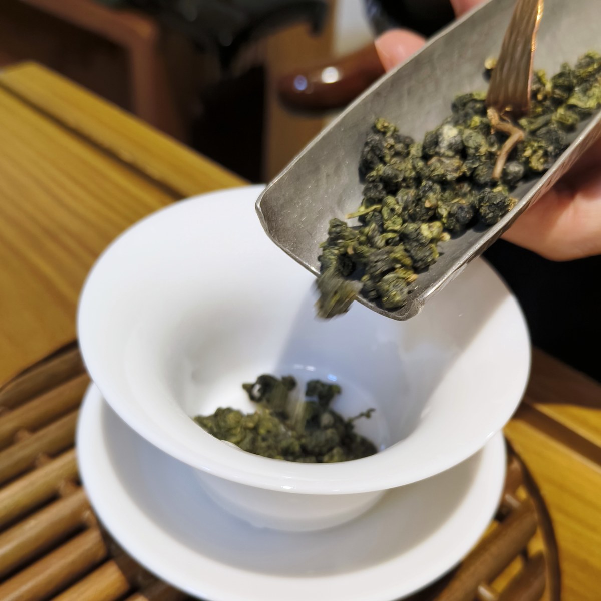 以蓋碗沖泡2025冬季阿里山高山烏龍茶