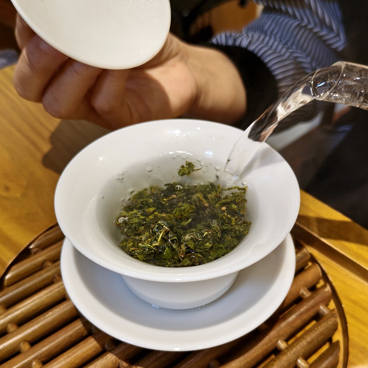 以蓋碗沖泡2025冬季阿里山高山烏龍茶