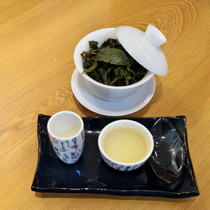 用冰種蓋碗來泡大禹嶺高山茶滋味柔順細膩，甘醇滑潤，毫無苦澀。