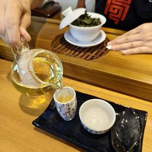 大禹嶺高山茶的茶湯色澤呈現明亮的金黃蜜綠，清澈透亮。