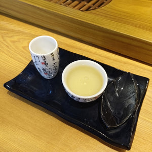 以聞香杯組來品飲大禹嶺高山茶滋味柔順細膩，甘醇滑潤，毫無苦澀。