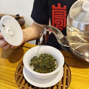 以熱水沖泡台灣高山茶2025春茶福壽梨山茶
