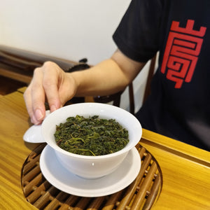 熱水浸泡中的台灣高山茶2025春茶福壽梨山茶