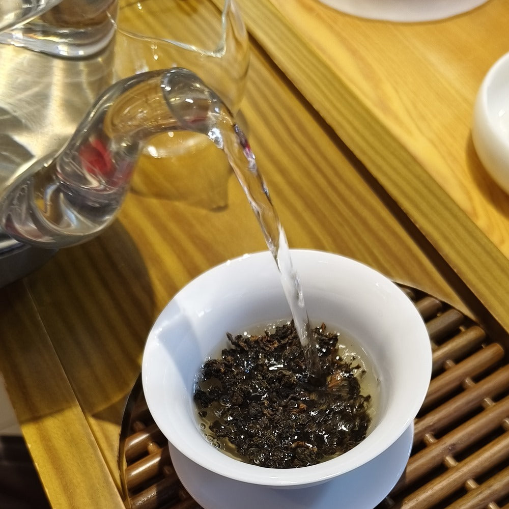 梨山紅烏龍茶的茶橙紅或深紅色，湯色澄清明亮具有光澤