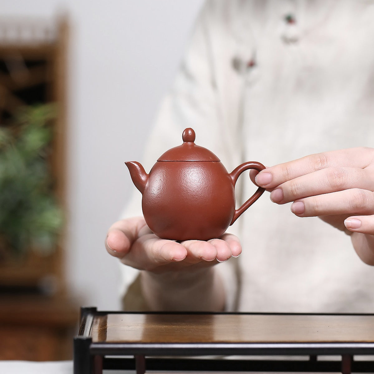 宜興紫砂壺小煤窯小品朱泥龍蛋壺100CC手持照片