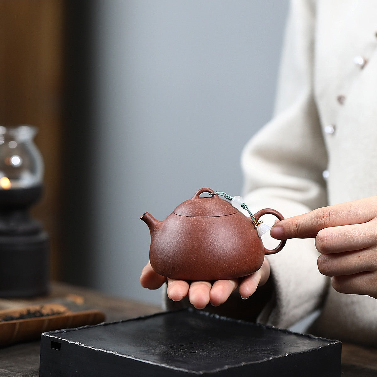 紫砂壺宜興降坡泥文旦壺140cc手持照