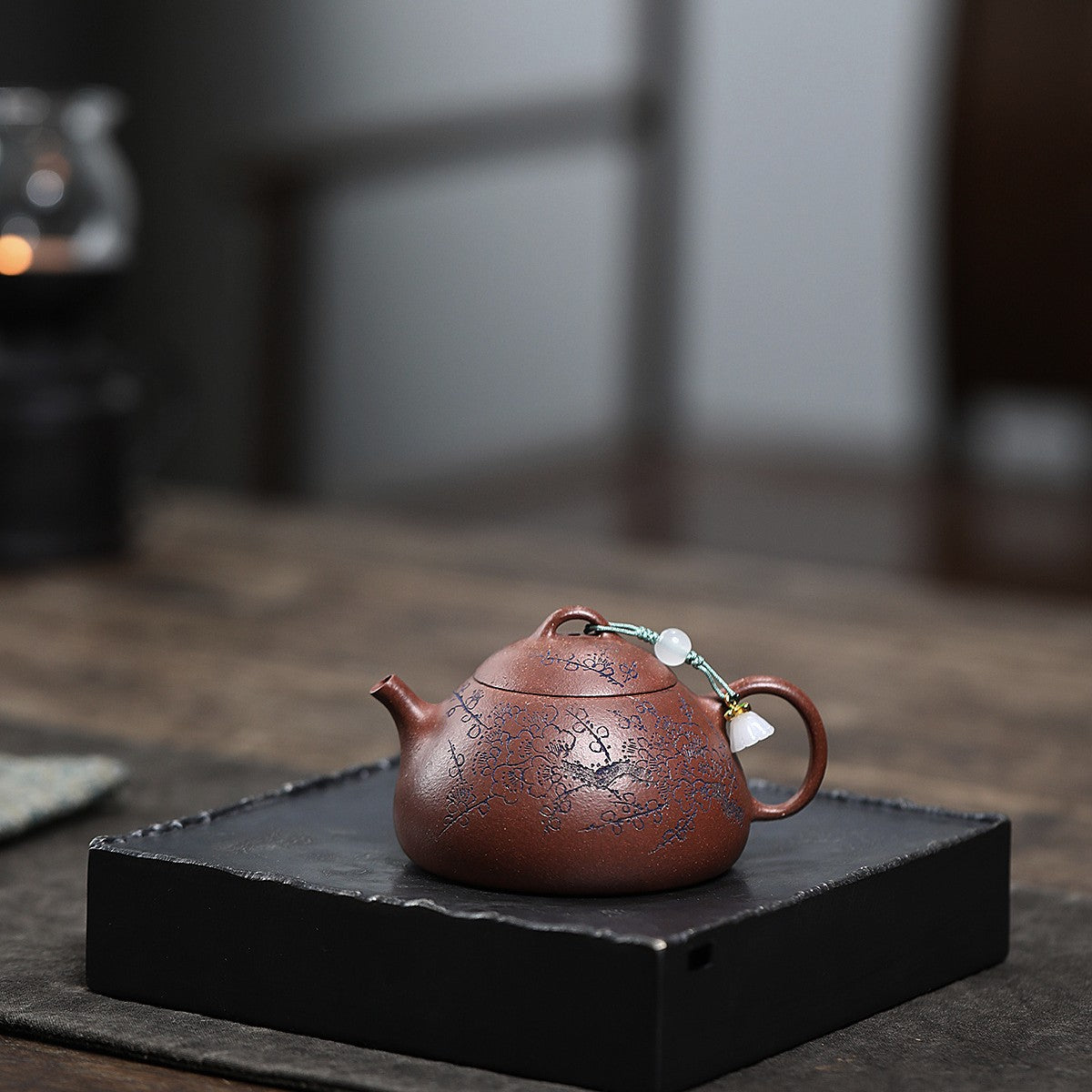 宜興紫砂壺降坡泥文旦壺140cc 梅花刻繪側面照