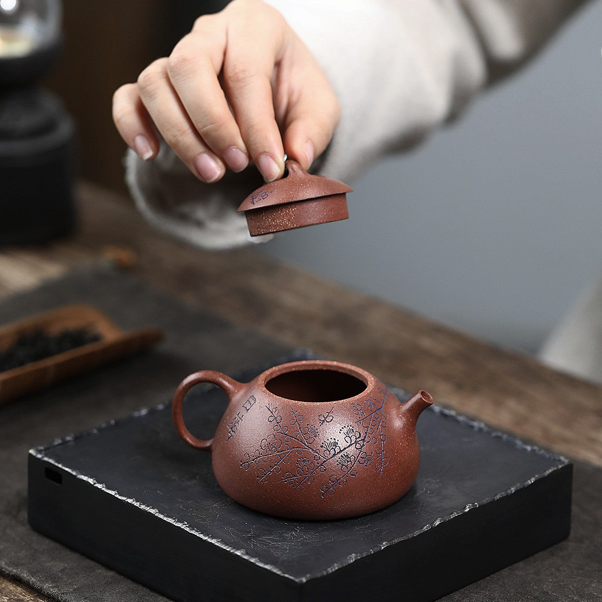宜興紫砂壺｜降坡泥文旦壺手工刻繪梅花半手工製作140CC – 嵐雲茶業