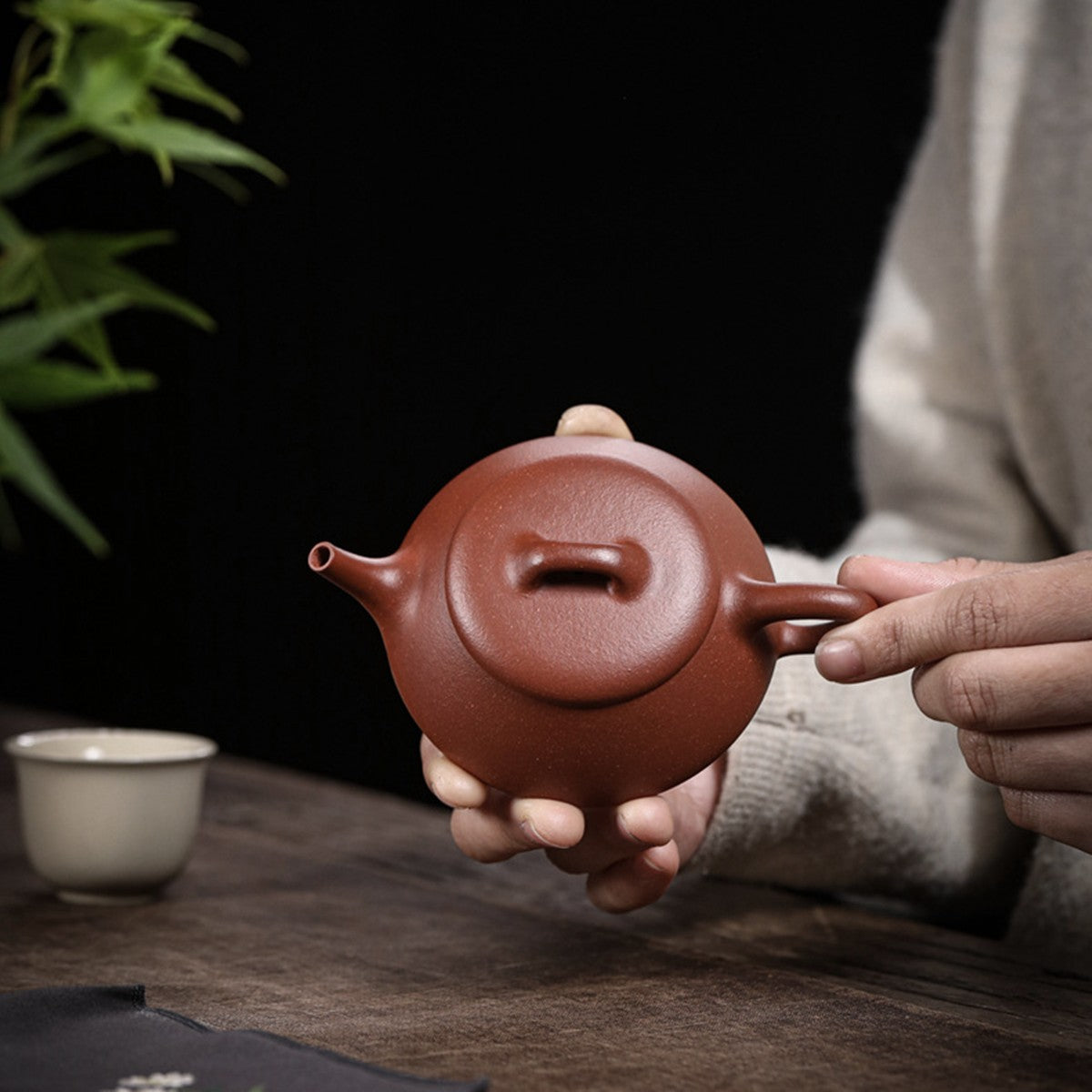 宜興紫砂壺紅降坡泥逸瓢壺130CC手持照