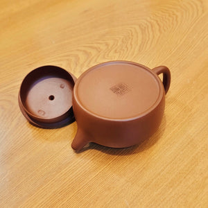 原礦生砂朱泥紫砂壺德鐘壺200CC底部的落款