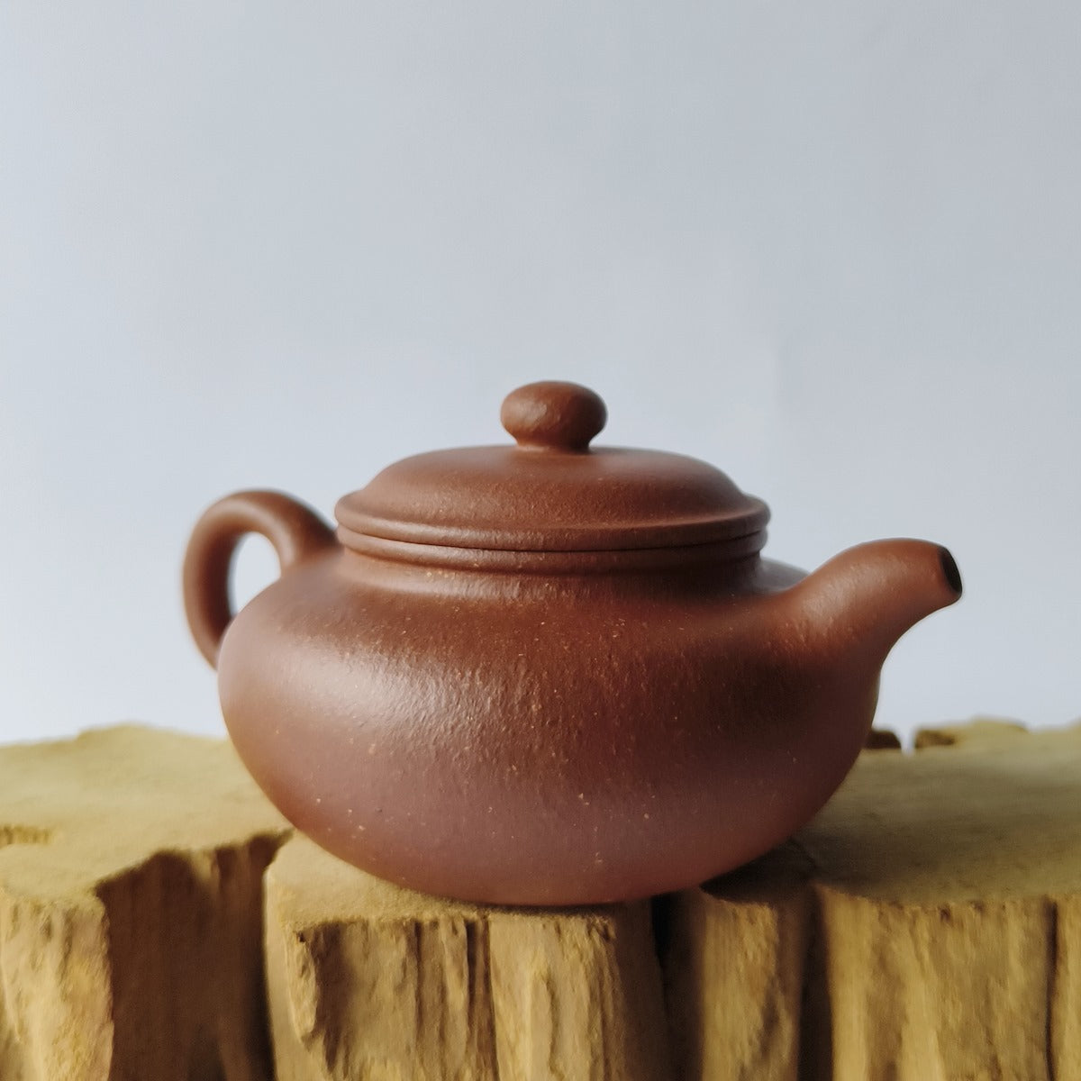紫砂茶壺宜興原礦紅降坡泥仿古壺180CC 側視圖