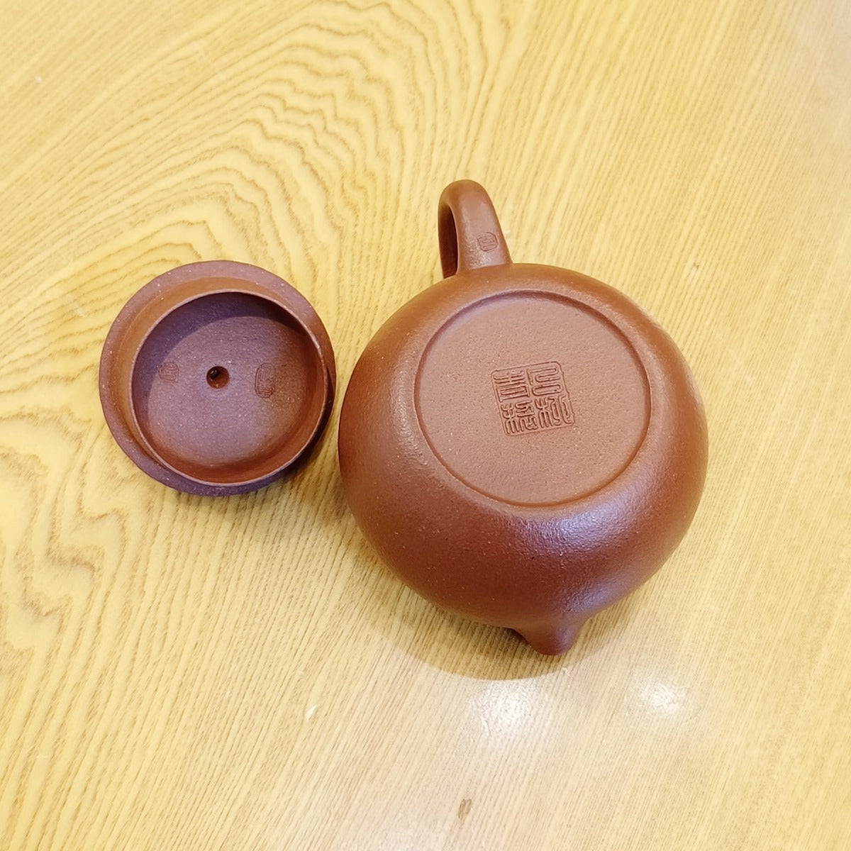 全手工製作的紫砂壺西施壺的底部落款