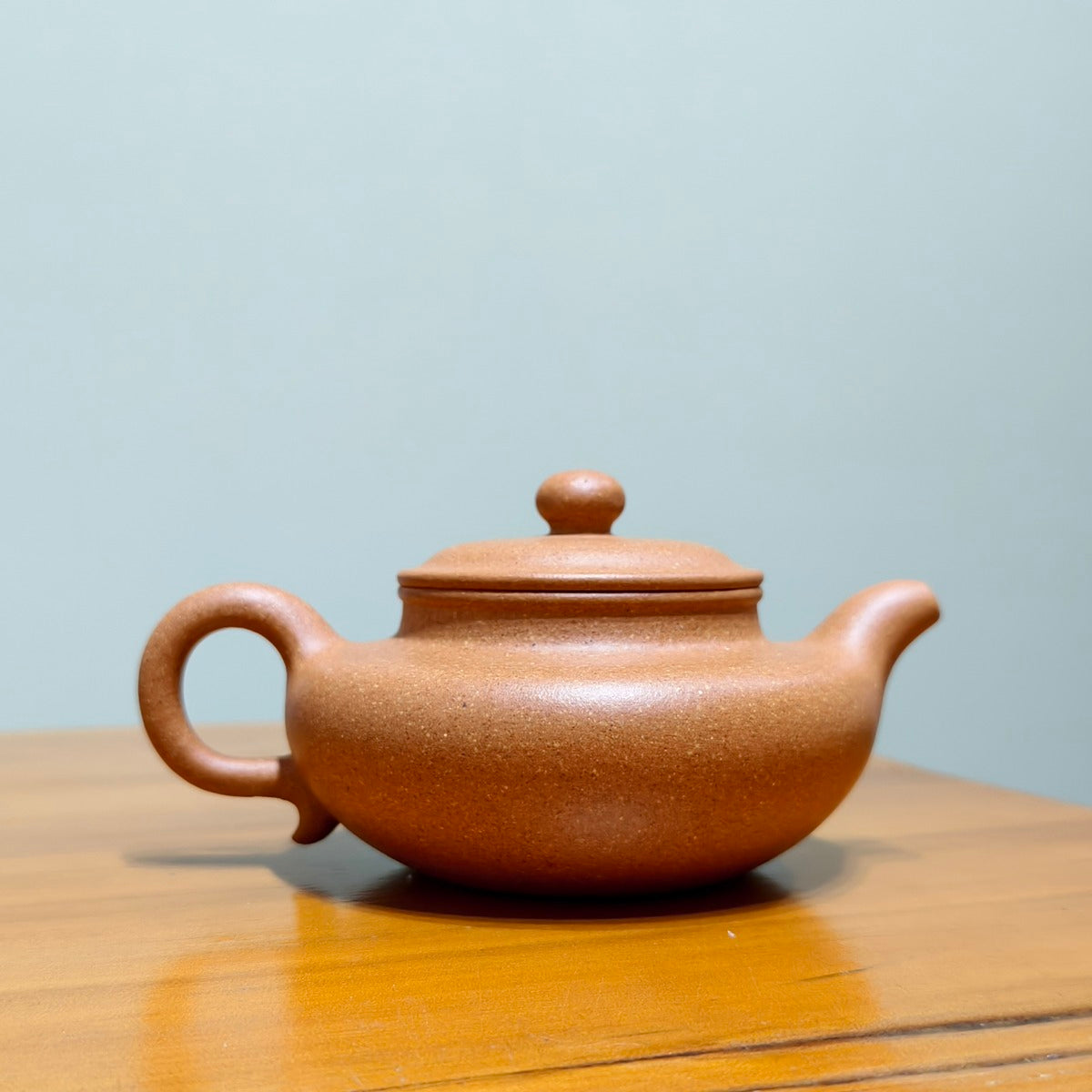 全手工宜興紫砂壺原礦黃金段泥仿古壺側面圖