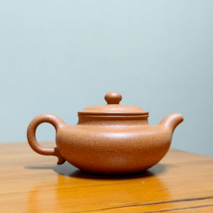 全手工宜興紫砂壺原礦黃金段泥仿古壺側面圖