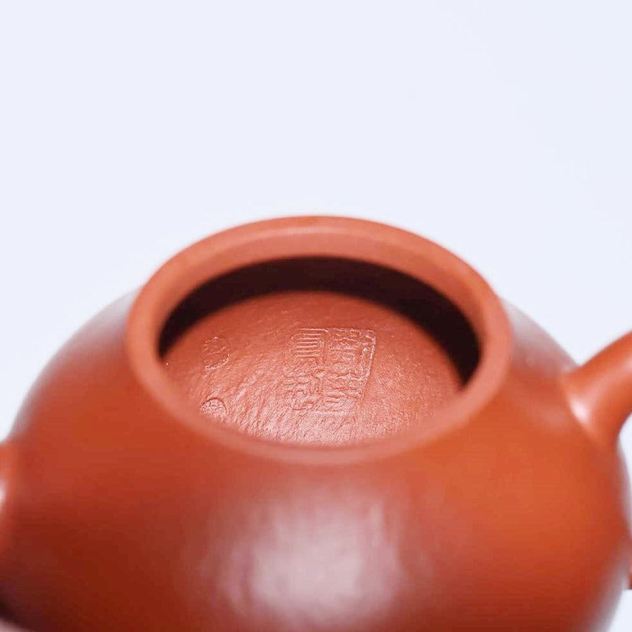 小巧的全手工宜興紫砂壺朱泥梨形壺內壁章
