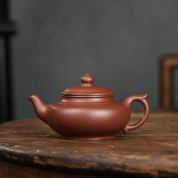 以紫砂泥料製成的茶壺